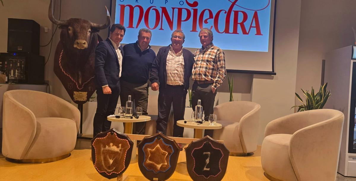 Los mayorales de Juan Pedro Domecq, Jandilla y Zalduendo, junto a Jorge Casals.