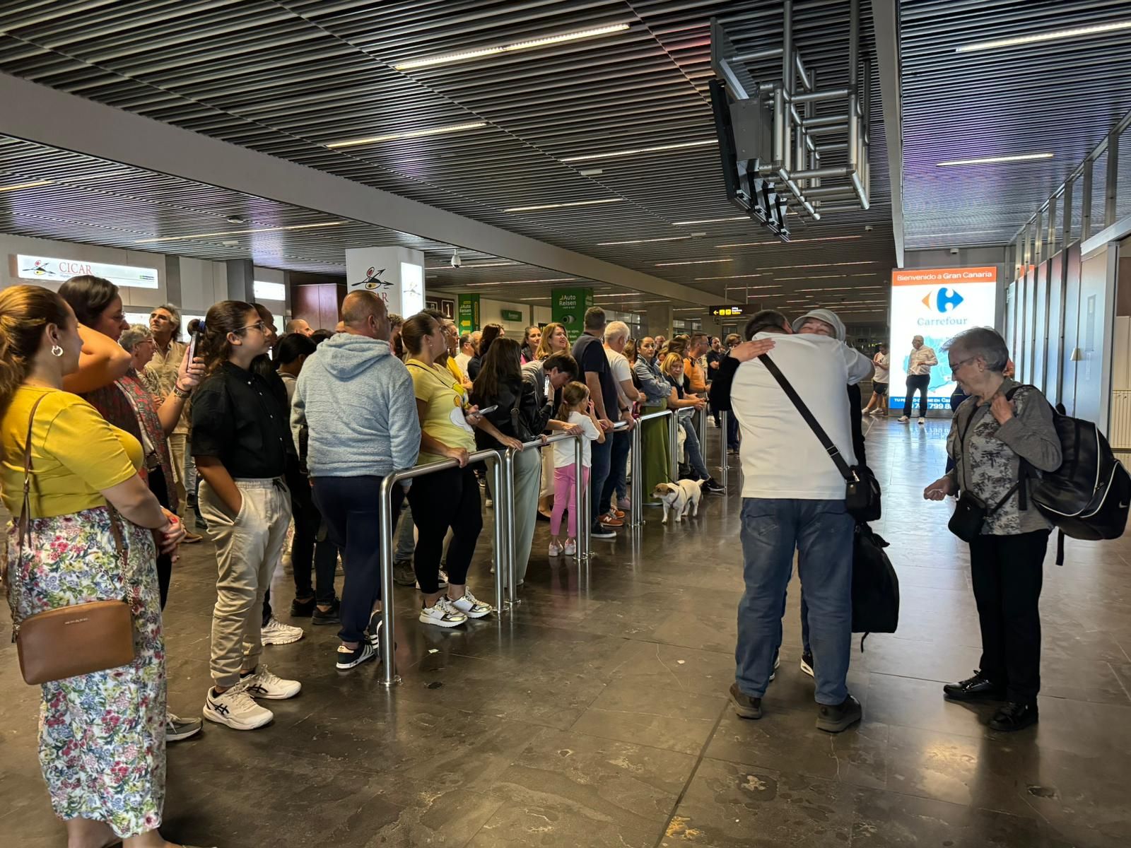 Llegada de los pasajeros que sufrieron el cierre del aeropuerto de Gran Canaria