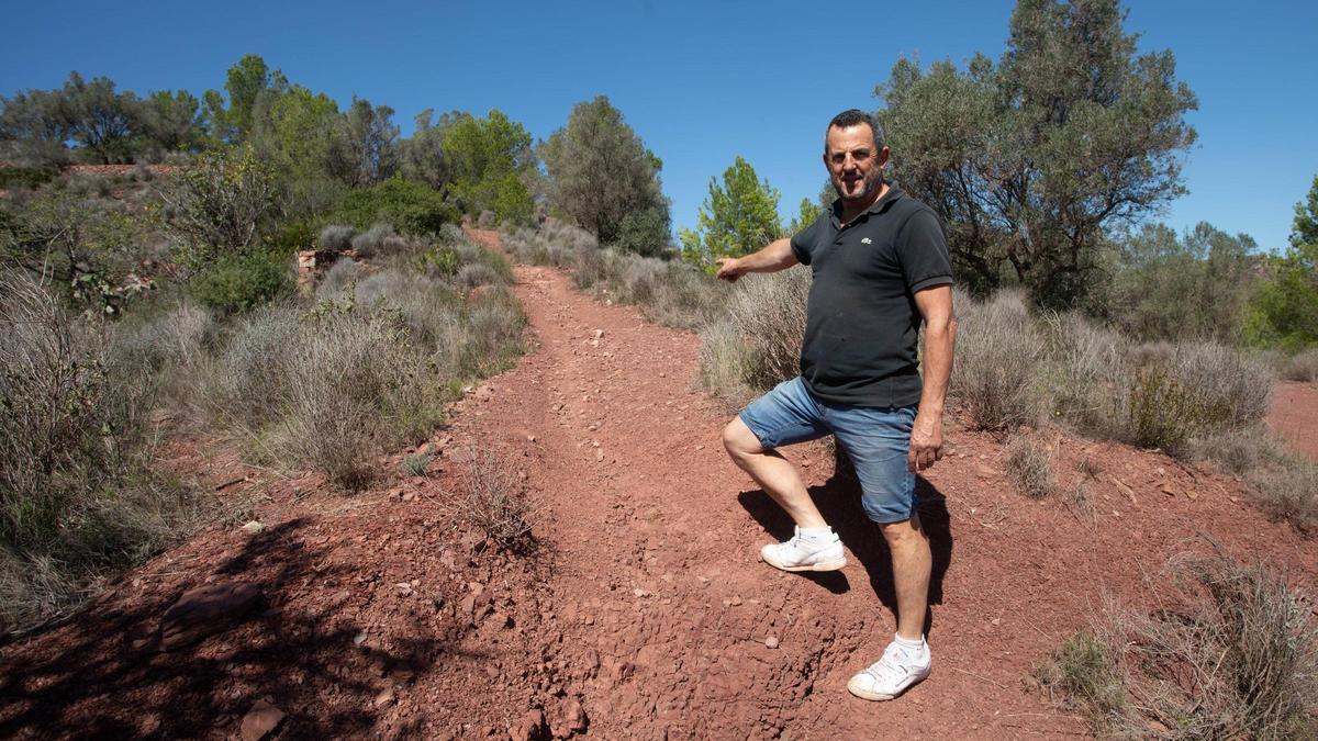 El alcalde de Segart, enseñando una de las rutas homologadas.