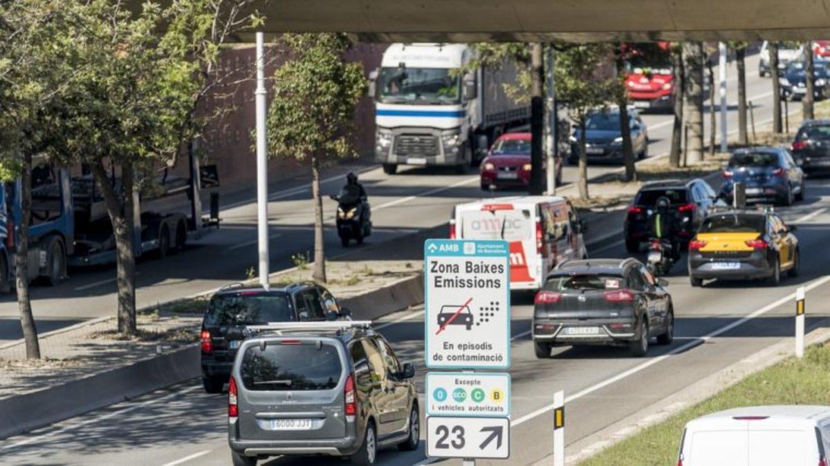 Cartel que avisa de la Zona de Bajas Emisiones en una salida de la Ronda Litoral de Barcelona.