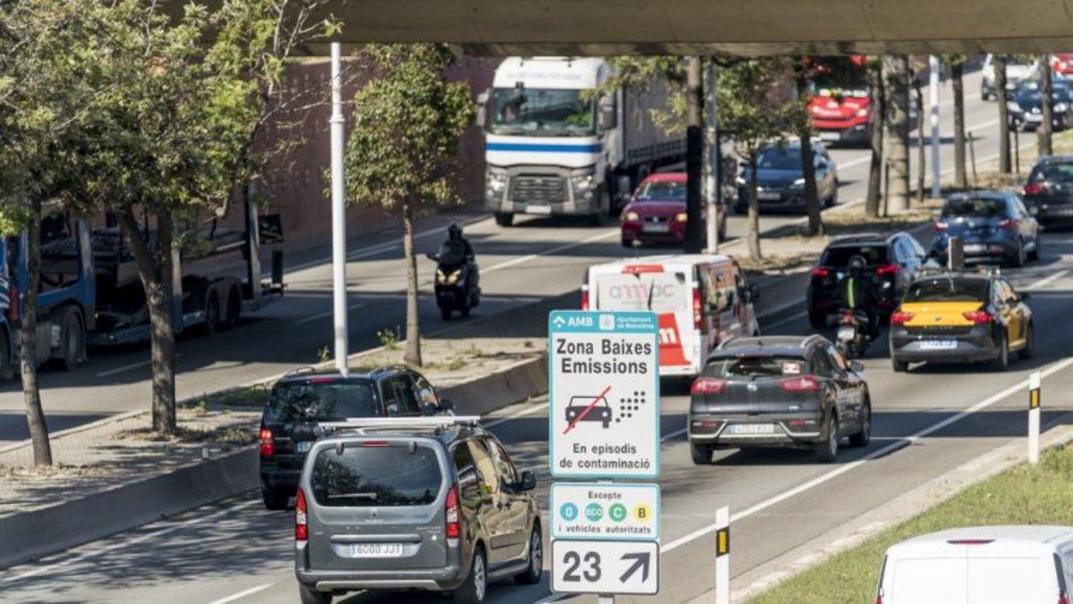 Cartel que avisa de la Zona de Bajas Emisiones en una salida de la Ronda Litoral de Barcelona.