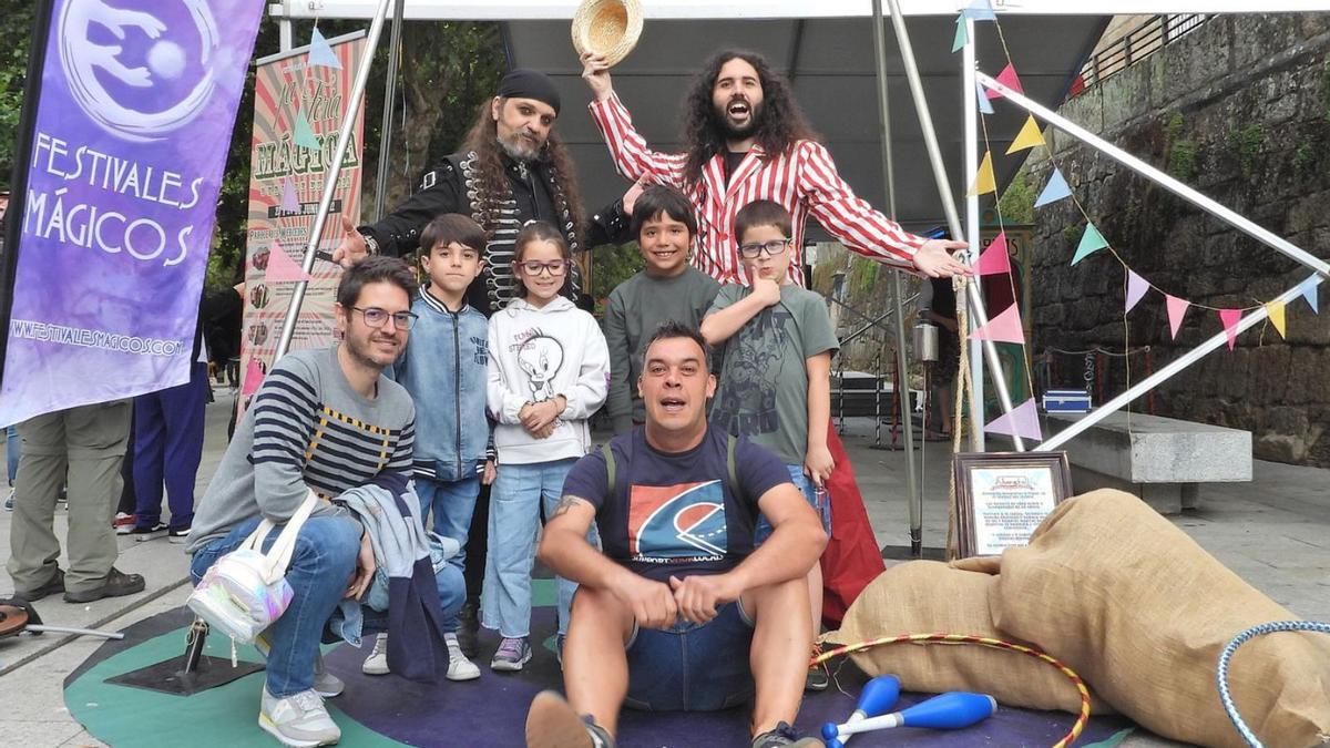 Un grupo de jóvenes disfruta de un espectáculo de magia en el Parque de As Mercedes.   | // F. CASANOVA