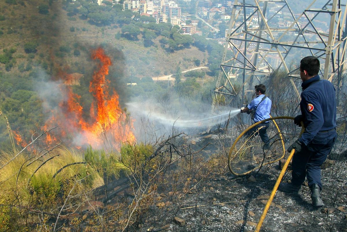 Tareas de extinción de un incendio que se originó cerca de la Arrabassada el 14 de agosto de 2003