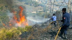 Tareas de extinción de un incendio que se originó cerca de la Arrabassada el 14 de agosto de 2003