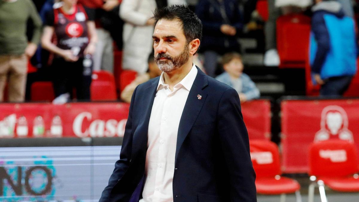 Jesús Ramírez abandona la pista tras un partido del Casademont.