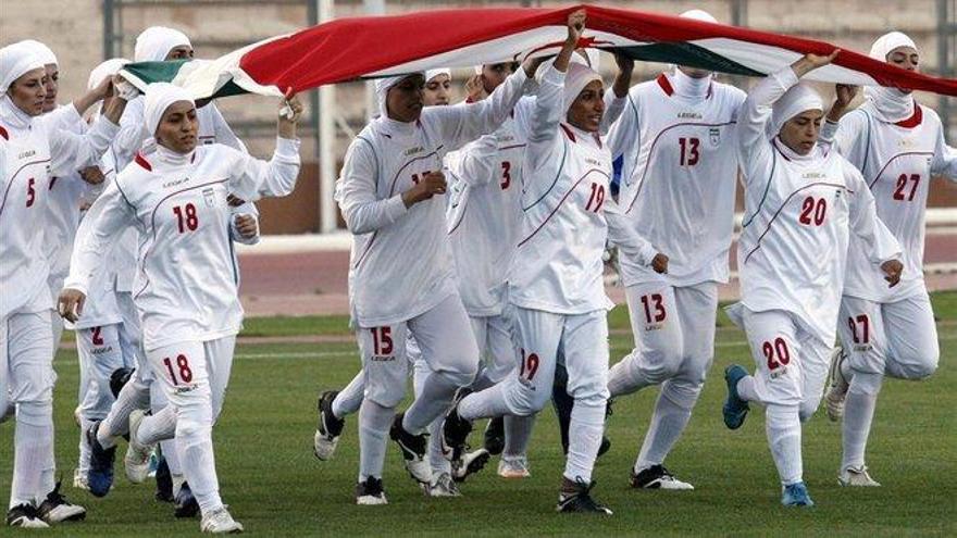 Invitadas o camufladas: así viven las mujeres el fútbol en Irán