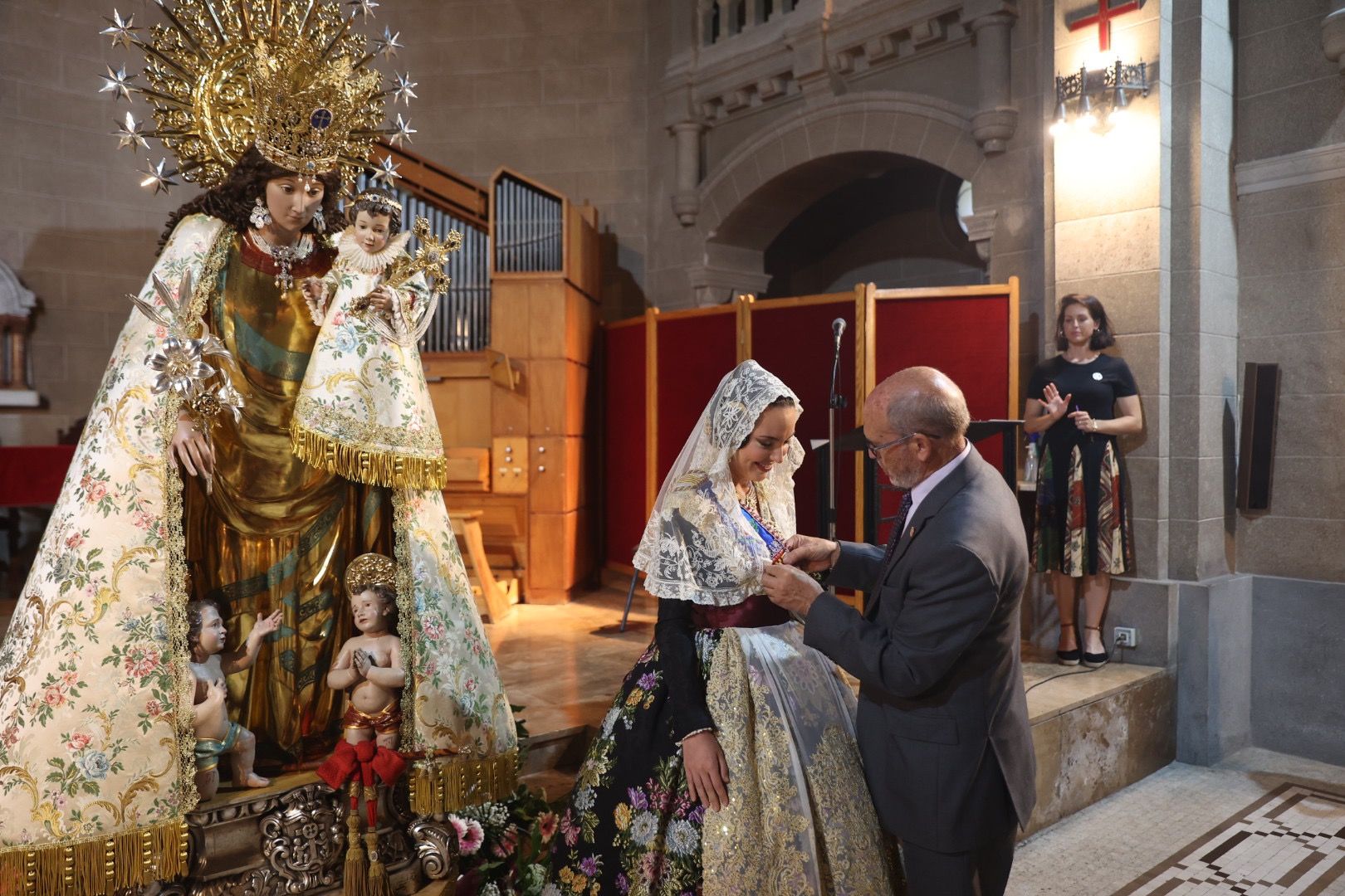 El Besamanos a la Virgen se remata con Carmen, Nerea y las cortes