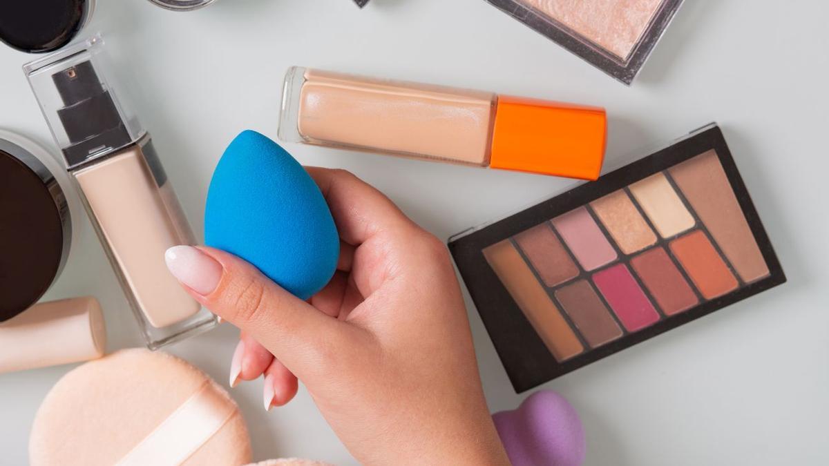 LIMPIAR ESPONJAS MAQUILLAJE | Cómo limpiar esponjas de maquillaje: adiós a las 'beautyblender' sucias con este truco viral
