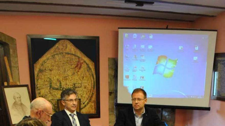 Rafael Pérez, a la derecha, durante su ponencia.