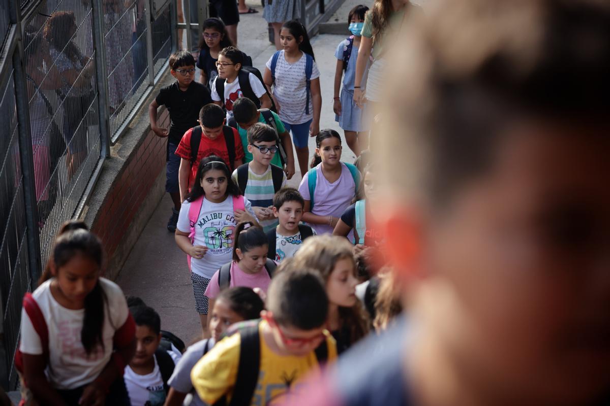 Los alumnos vuelven a las aulas en el colegio Josep Carner de Badalona