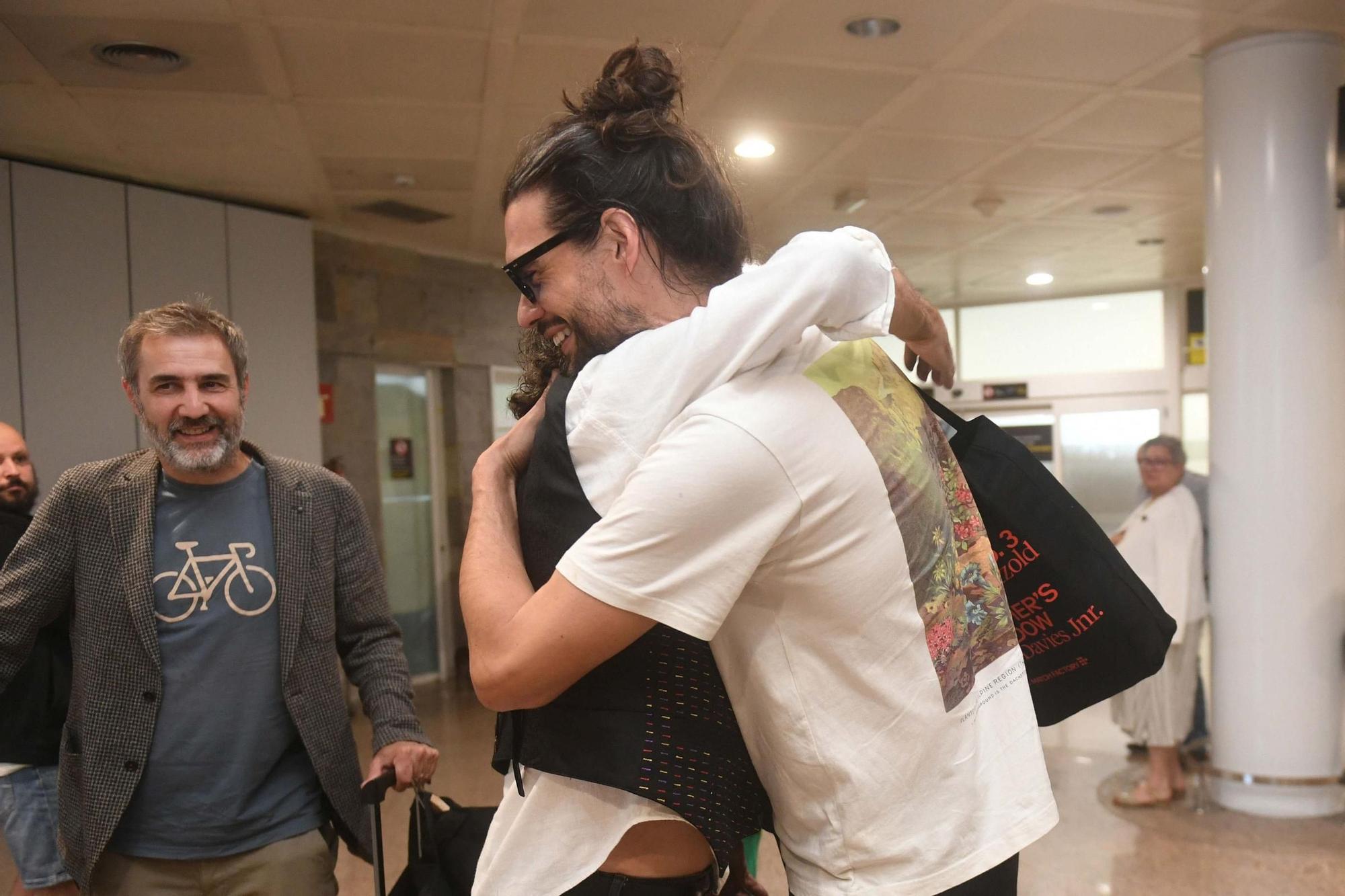 Oliver Laxe llega a A Coruña en su regreso a Galicia tras ganar un premio en el Festival de Cannes