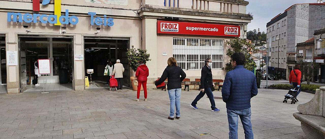 Cola de ciudadaos para poder comprar en el Mercado de Teis durante el confinamiento .