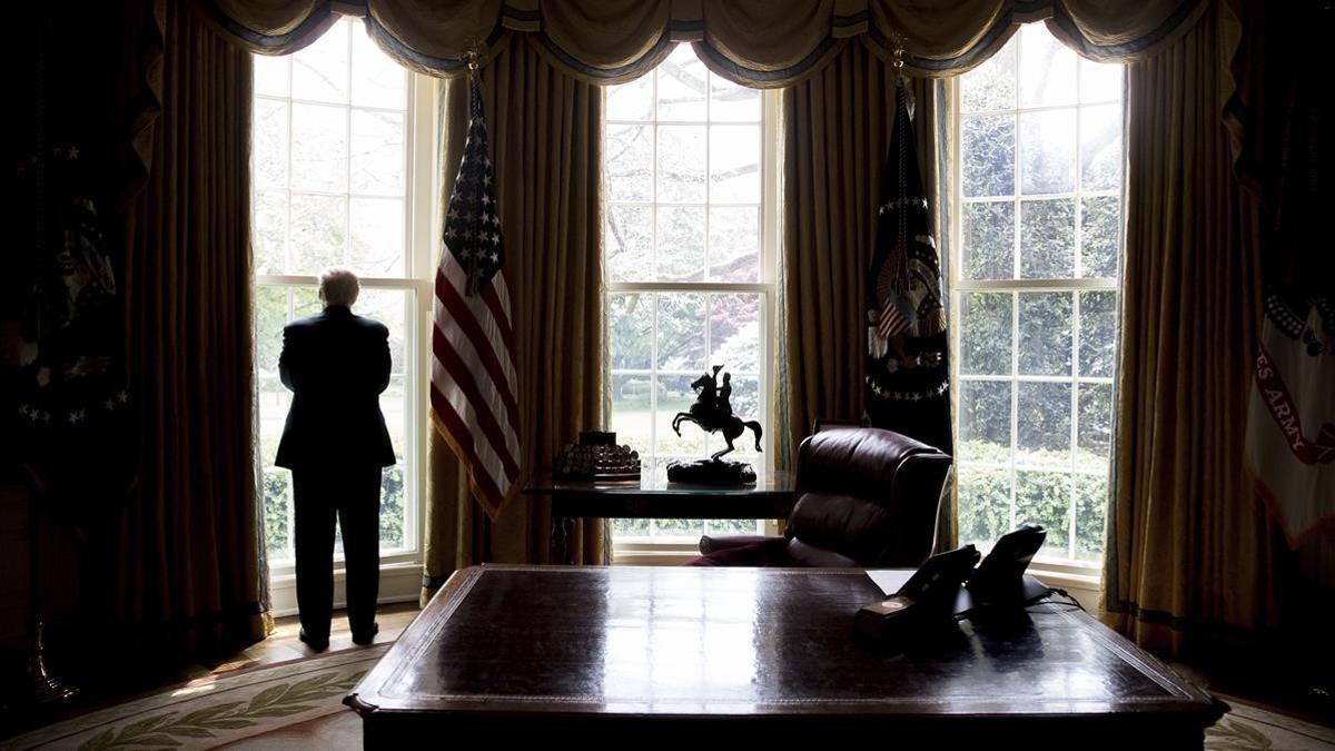 MAS VALOR  president donald trump poses for a photograph in the oval