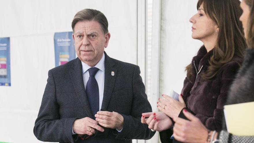 Alfredo Canteli junto a la concejala delegada del área de Políticas Sociales, Leticia González, el 25N en la plaza del Ayuntamiento.