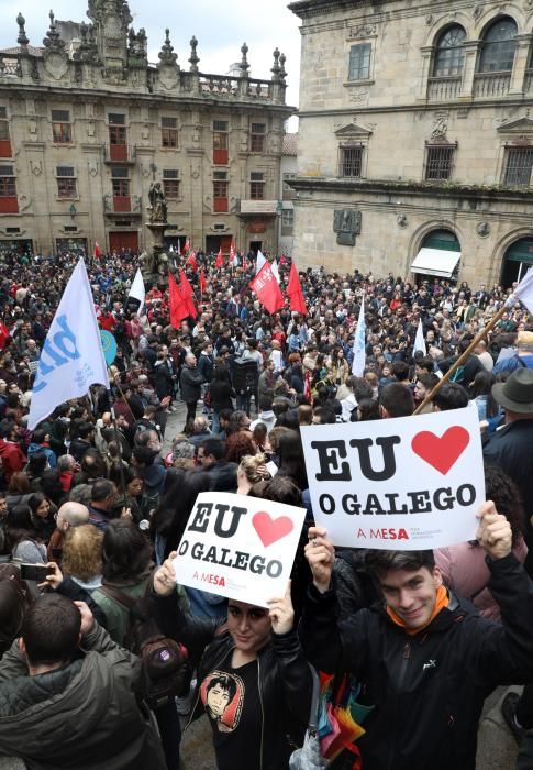 Miles de manifestantes xuntáronse na Praza de Praterías