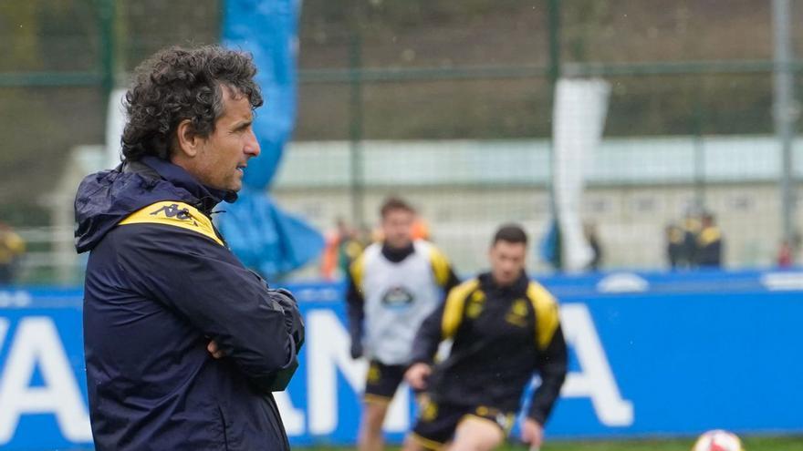 Imanol Idiakez sigue el entrenamiento de ayer en Abegondo. |  // MIGUEL MIRAMONTES