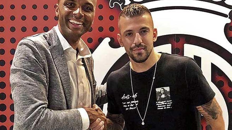 Aleksandar Trajkovski posa junto a Maheta Molango tras firmar ayer su contrato con el Mallorca.