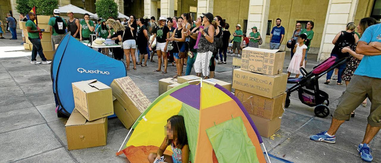 Imagen de archivo de una protesta contra los desahucios de viviendas celebrada en la plaza del Ayuntamiento de Alicante.