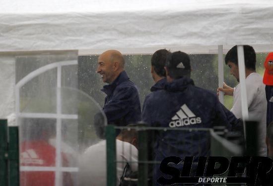 La plantilla entrena bajo la lluvia con el 'shock'