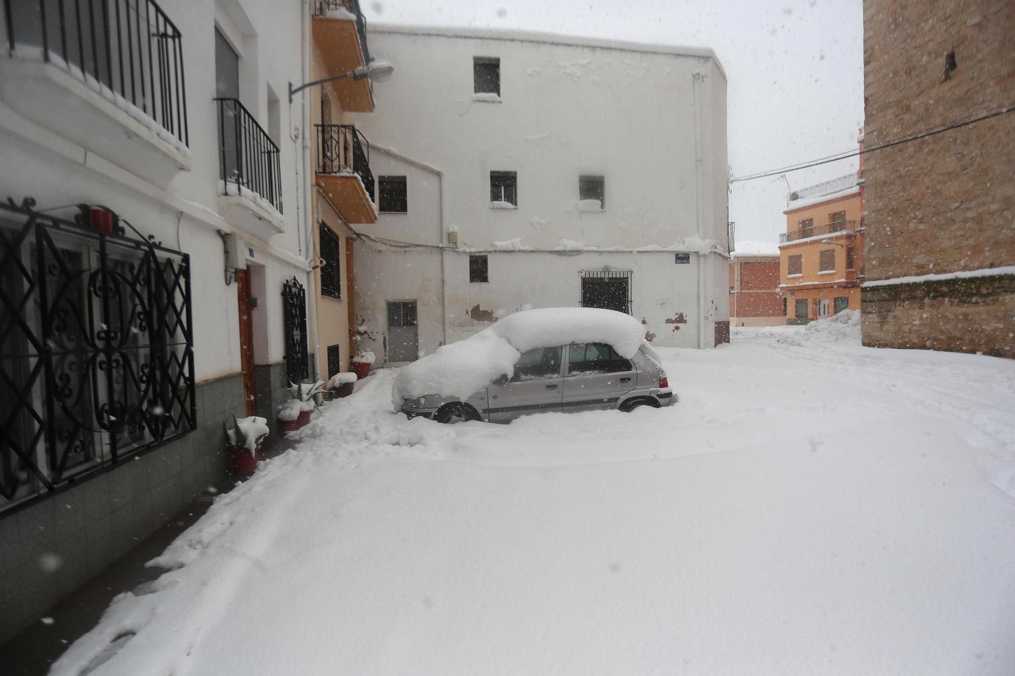 La nieve impide salir de casa en los pueblos del interior de la C. Valenciana