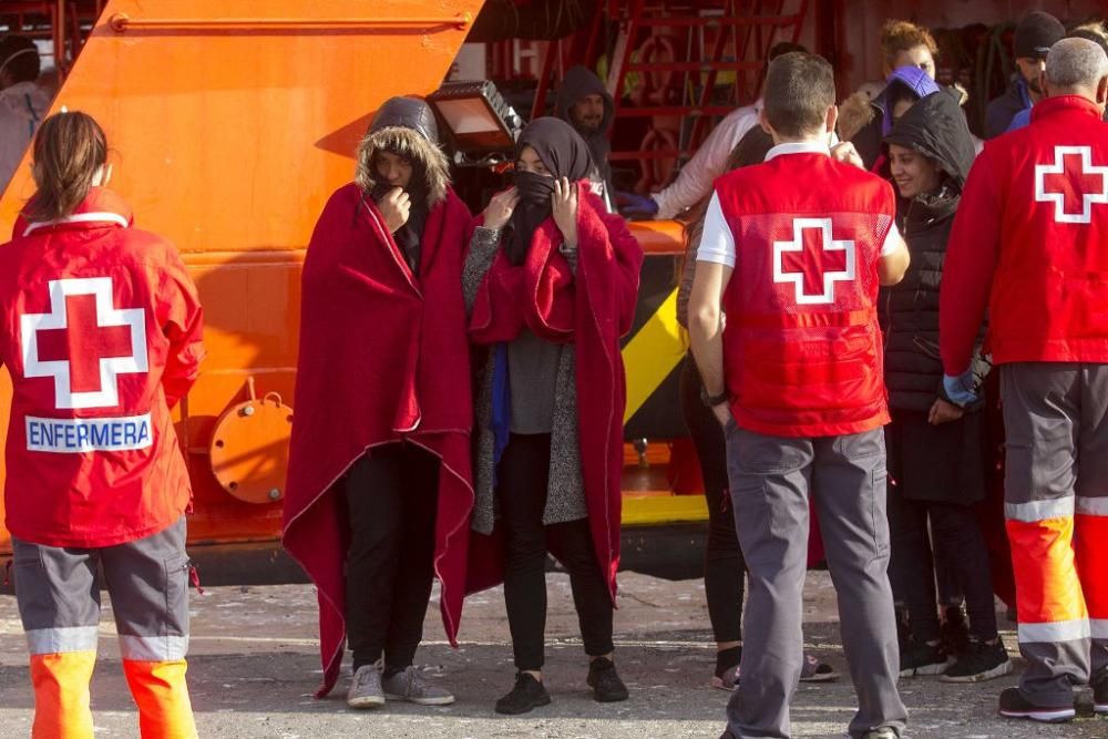 Llegada al puerto de Cartagena de los inmigrantes rescatados en el mar