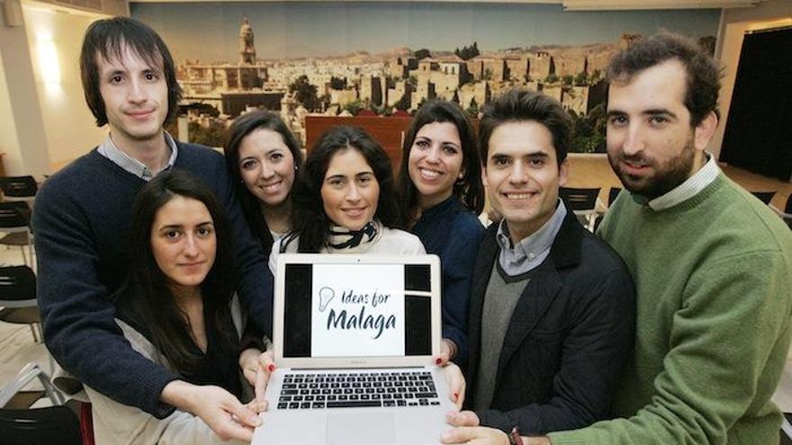 Los jóvenes organizadores de Ideas for Málaga, ayer en la casa hermandad de Estudiantes.