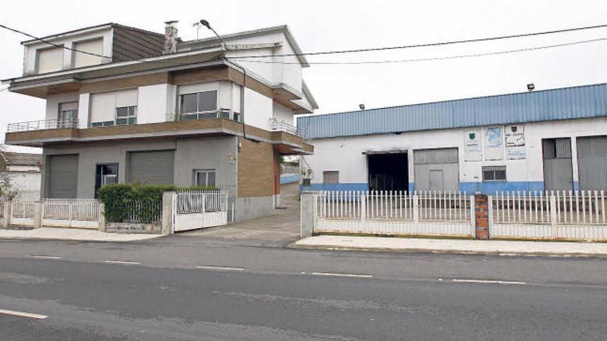 La vivienda familiar comparte entrada y recinto con la nave de la bodega ubicada en Sampaio, Ribadavia.  // Jesús Regal