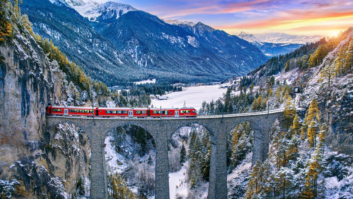 Vista aérea del tren que pasa por la famosa montaña en Filisur, Suiza.