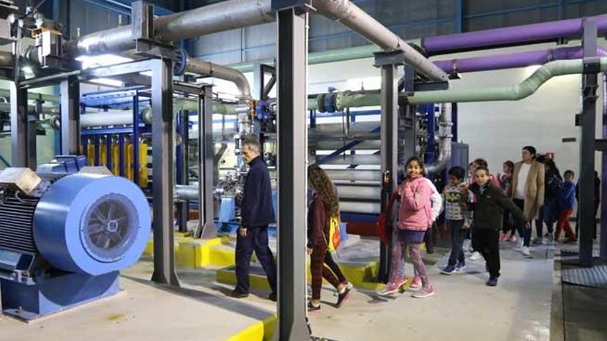 Una visita escolar a la desaladora de Santa Eulària.