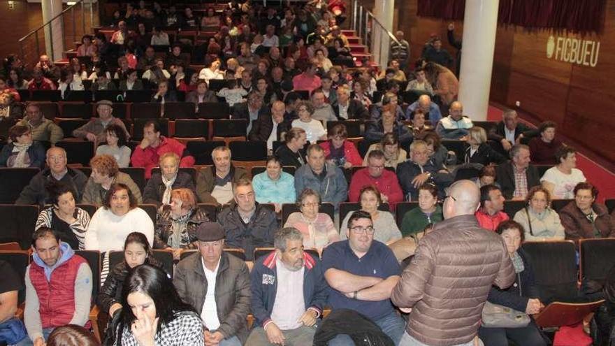 El alcalde de Bueu, Félix Juncal, se dirige ayer a los vecinos de Ons en el Centro Social do Mar. // S.Á.