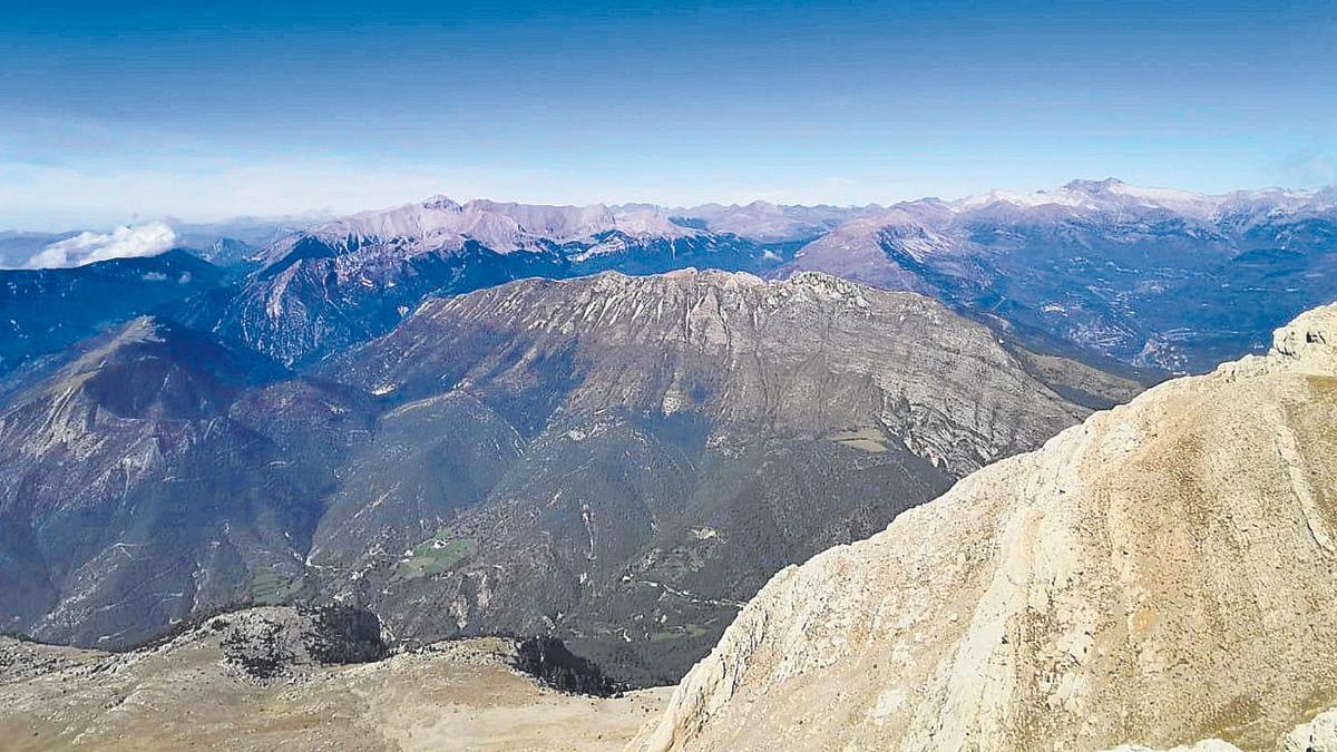 La panorámica desde la cima exhibe a Peña Montañesa, Cotiella, Armeña, Baciero, Sierra de Chía y hasta Llardana.