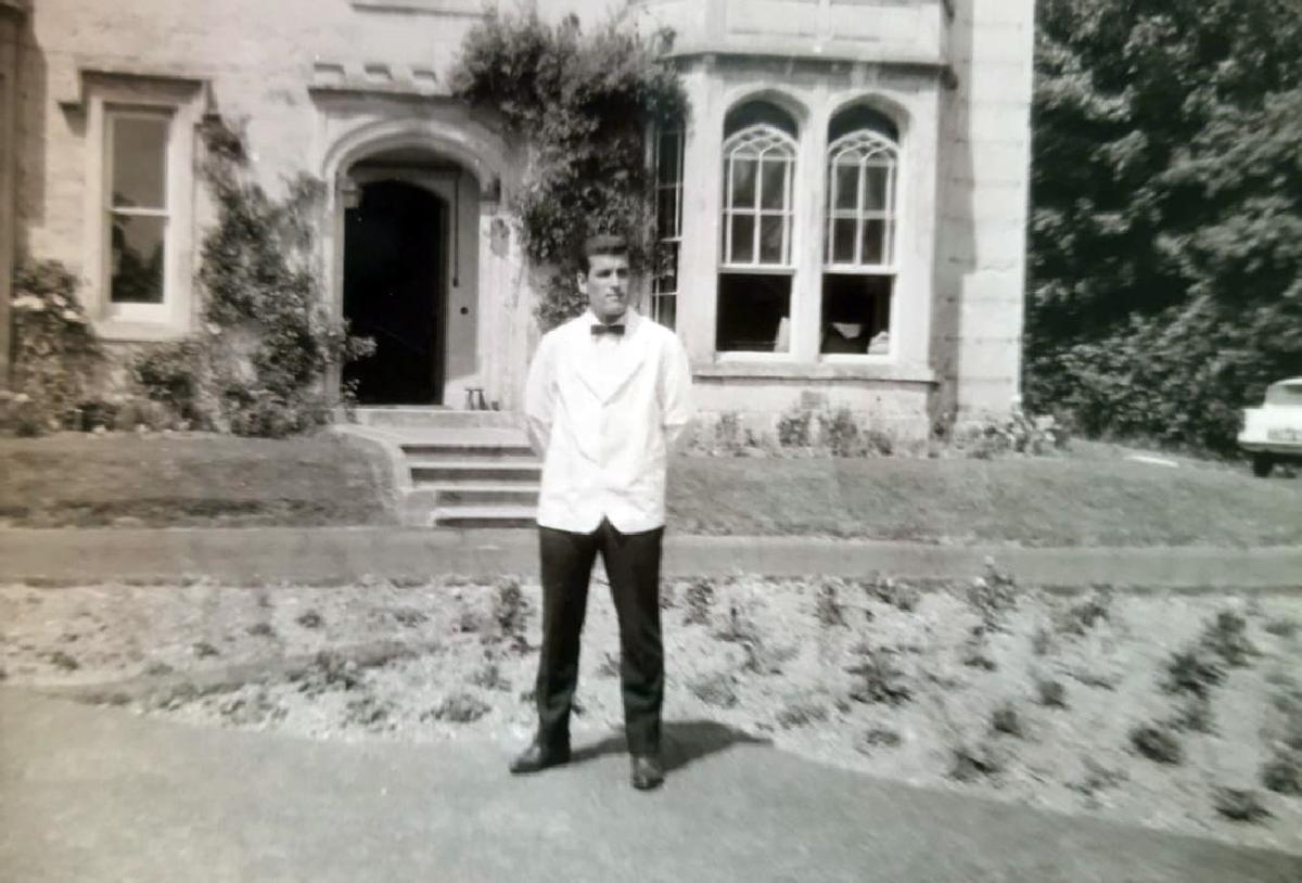 José Antonio Sierra, en su juventud, a comienzo de los 60, camarero en un hotel de la isla de Wight, en Inglaterra.