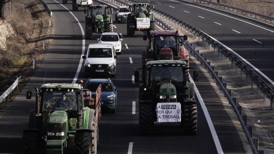 Centenars de tractors de comarques centrals surten en marxa lenta del Bages per continuar la protesta a Barcelona