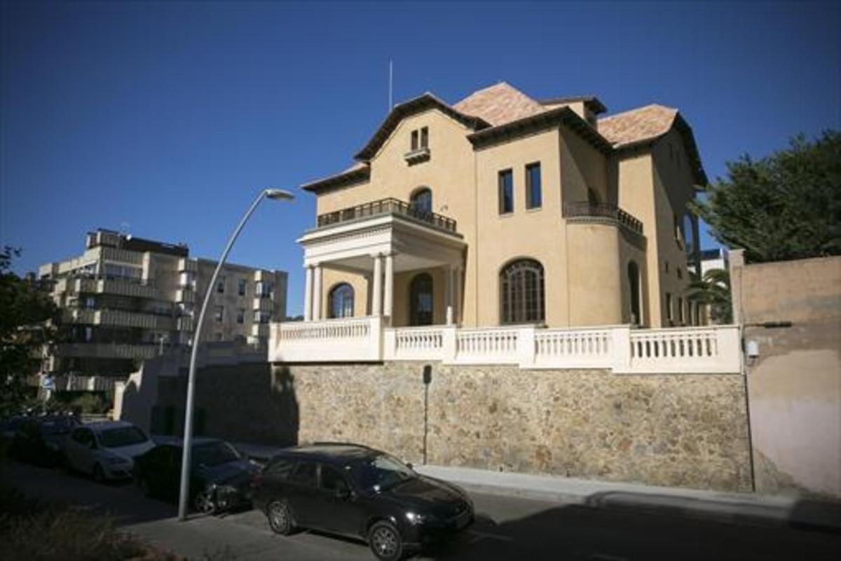 La Torre Enric Cera, recentment rehabilitada per Núñez i Navarro, des del carrer de Freixa.