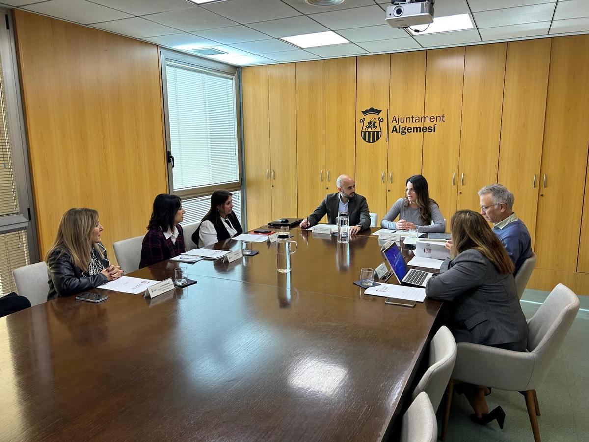 Reunióin de la comisionada de la dana y el alcalde de Algemesí.