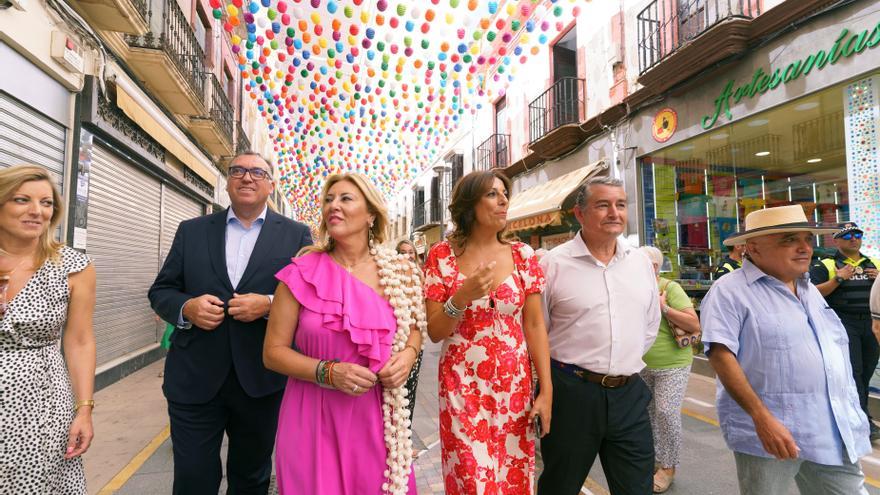 La consejera de Economía, Hacienda y Fondos Europeos, Carolina España, en un paseo por la feria del centro de Ronda