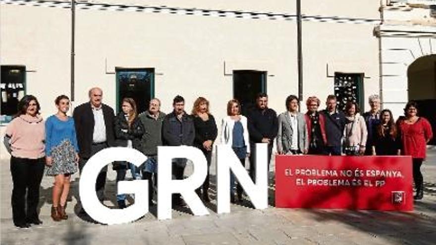 Els integrants de la candidatura al Congrés i al Senat del PSC per Girona, ahir en la foto de grup a Salt.