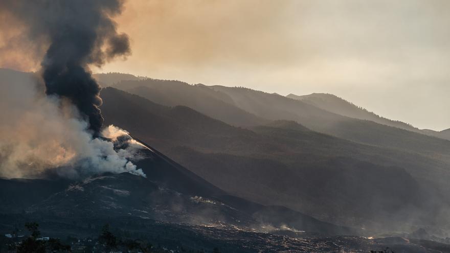 Erupción del volcán de La Palma vista desde Tacande.