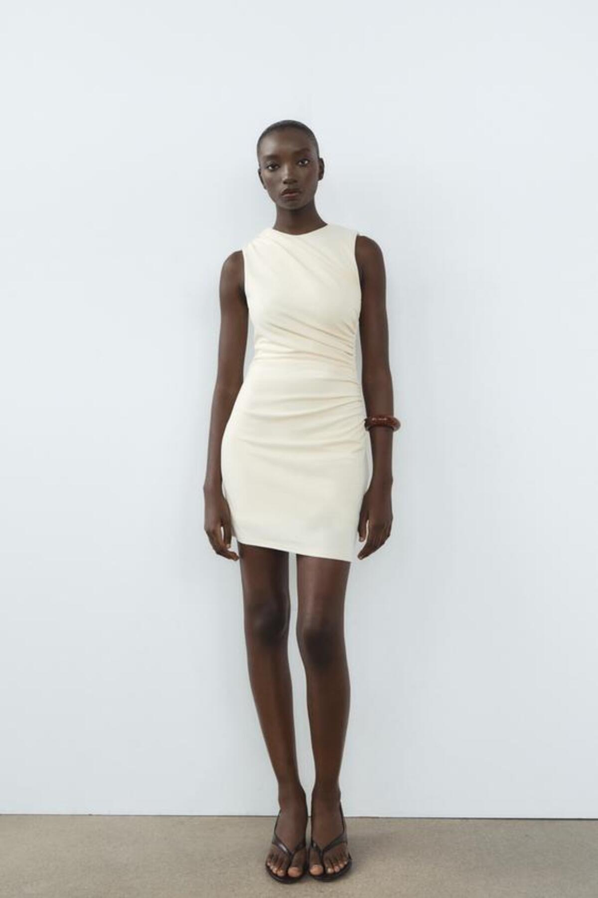 Vestido beige de Zara.