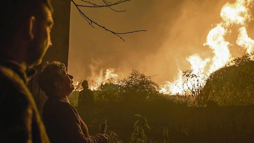 Vecinos observan las llamas en el incendio de Carballeda de Avia (Ourense).