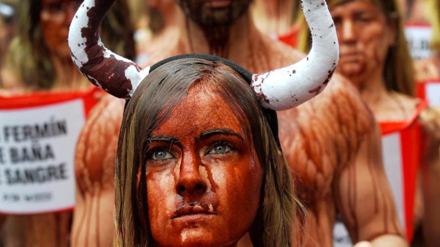 Espectacular protesta anti-taurina prèvia als Sanfermines