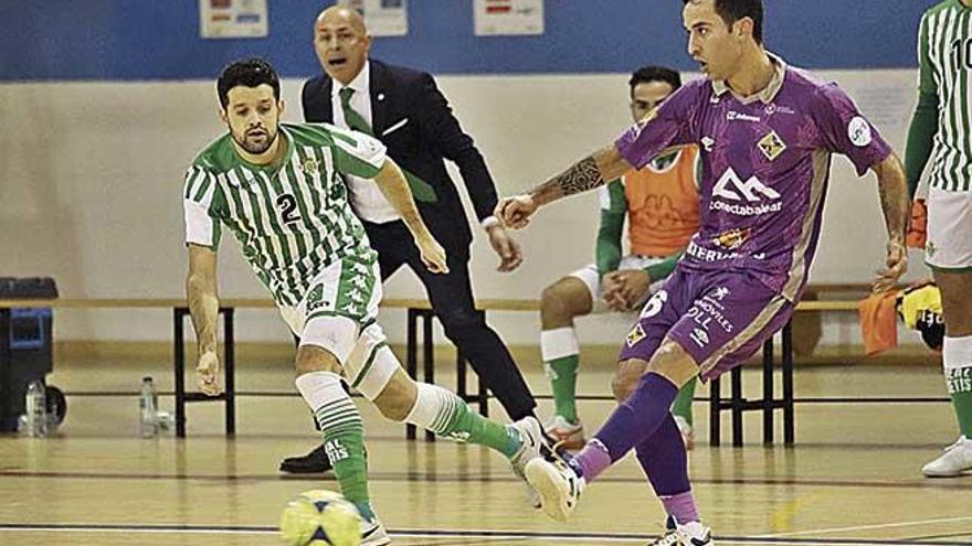 Joao pasa el balÃ³n ante la presiÃ³n de Burrito en el partido disputado anoche en Sevilla.