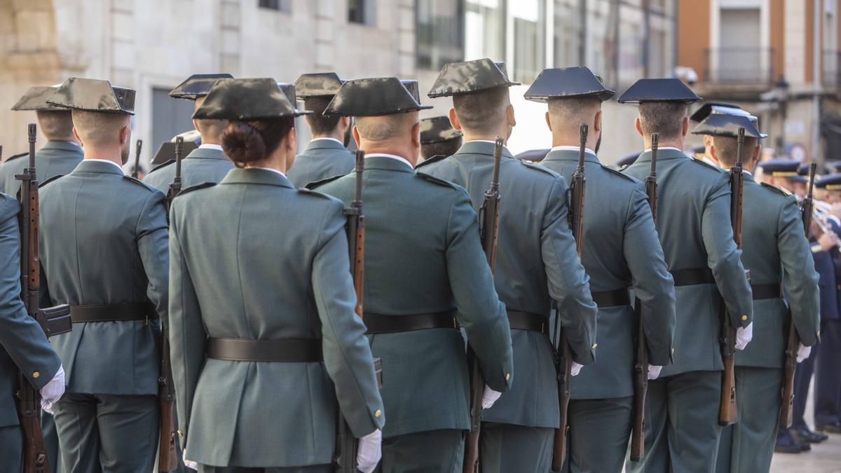 Agentes de la Guardia Civil en los actos de un día de su patrona en Alicante.