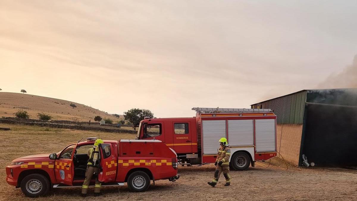 Bomberos en una actuación de un incendio en Cilleros, en una imagen de archivo.
