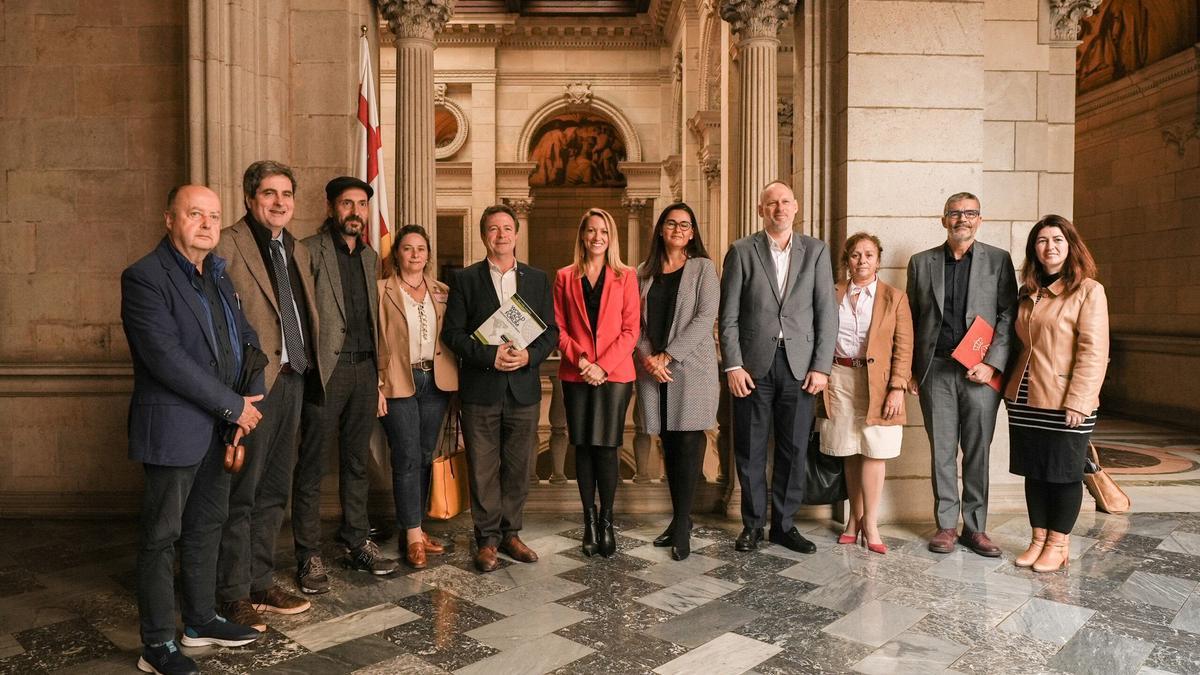 La teniente de alcalde Maria Eugènia Gay junto al presidente del World Peace Forum Josep Fèlix Bentz y organizadores del evento.