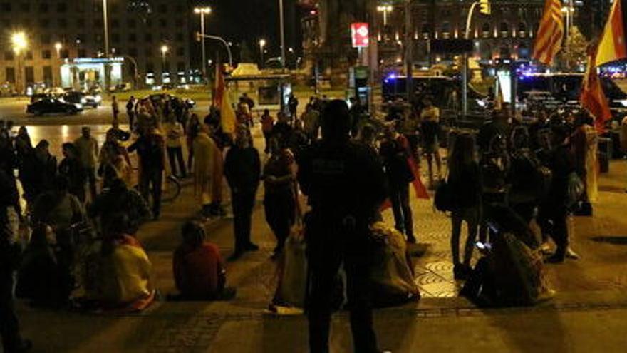 Dos mossos d&#039;esquadra vigilen la concentració unionista a la plaça d&#039;Espanya