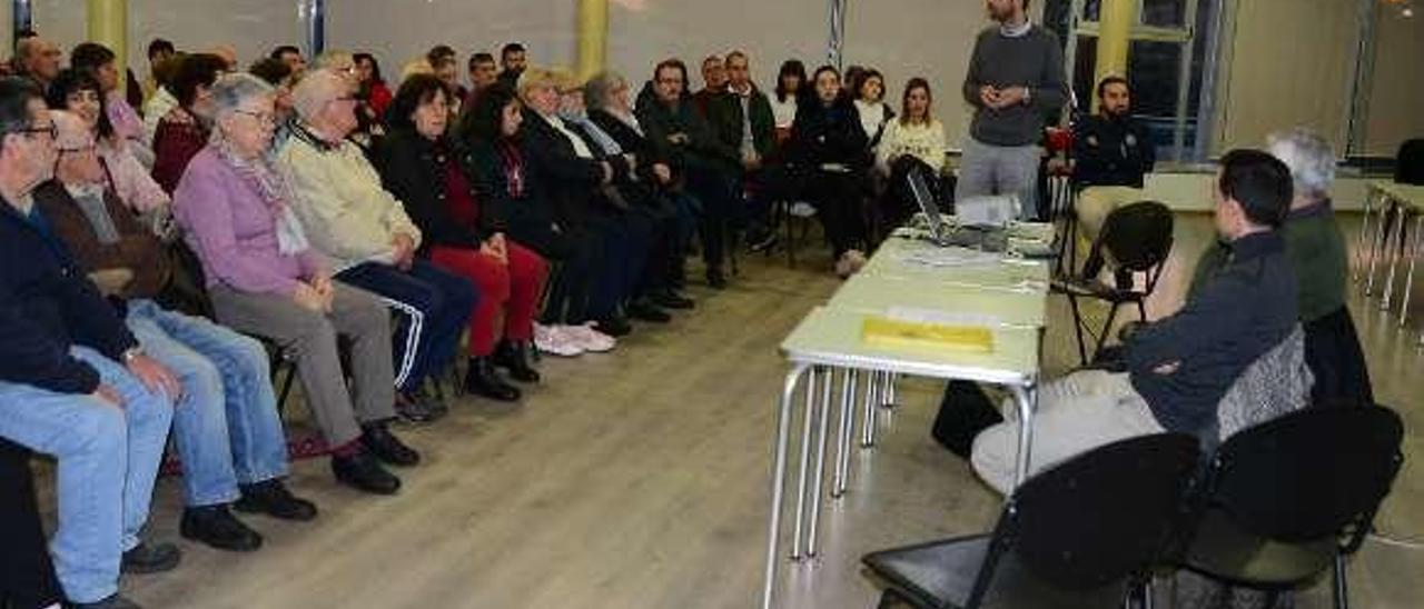 Currás, en una de las reuniones del proyecto del camino escolar. // G.N.