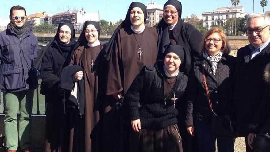 Las carmelitas samaritanas, con miembros de la asociación laica que las apoya.