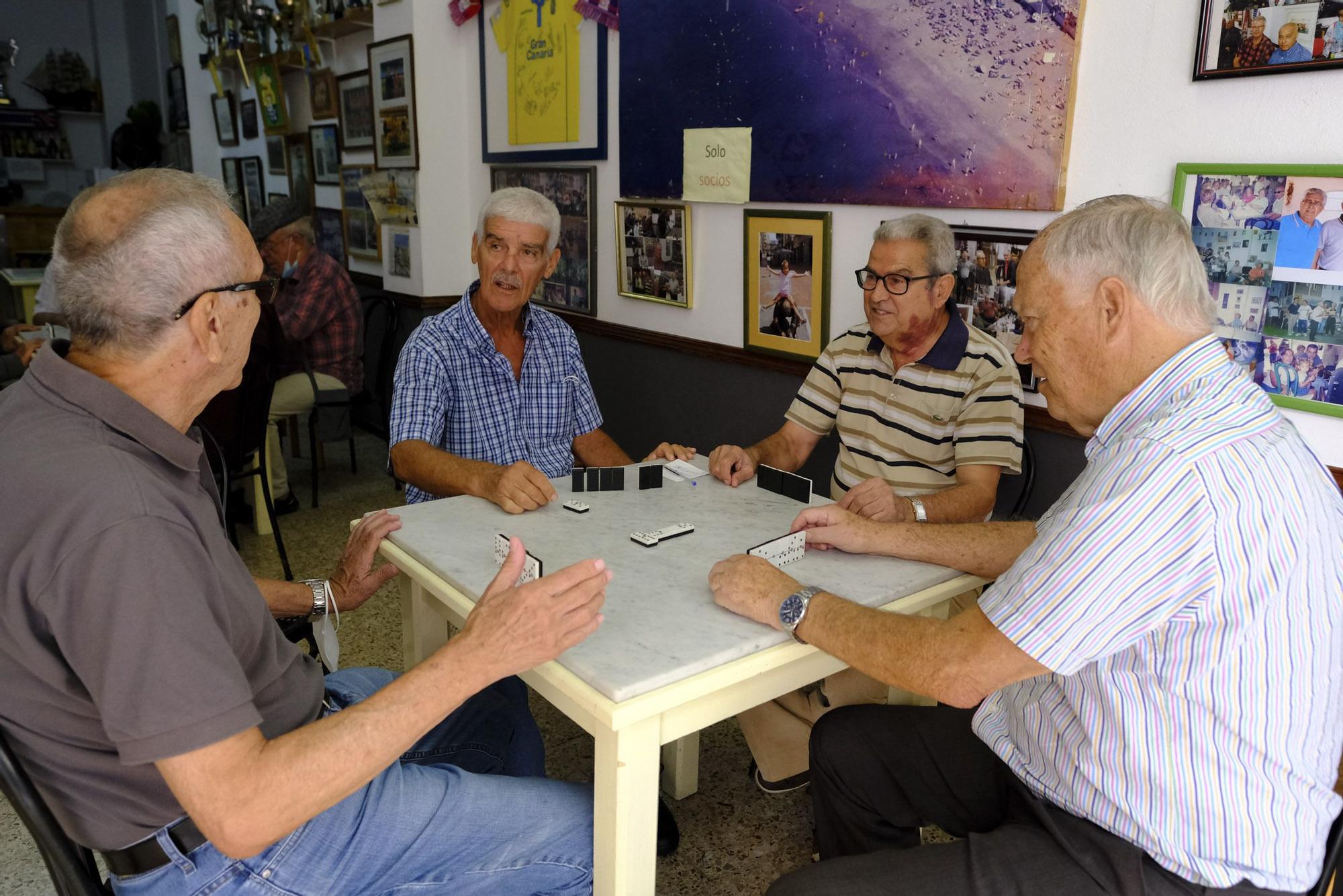 Ex de la UD (Germán Dévora, Paco Castellano, Páez y Hernández) se reúnen en un local para jugar cartas y contar batallas