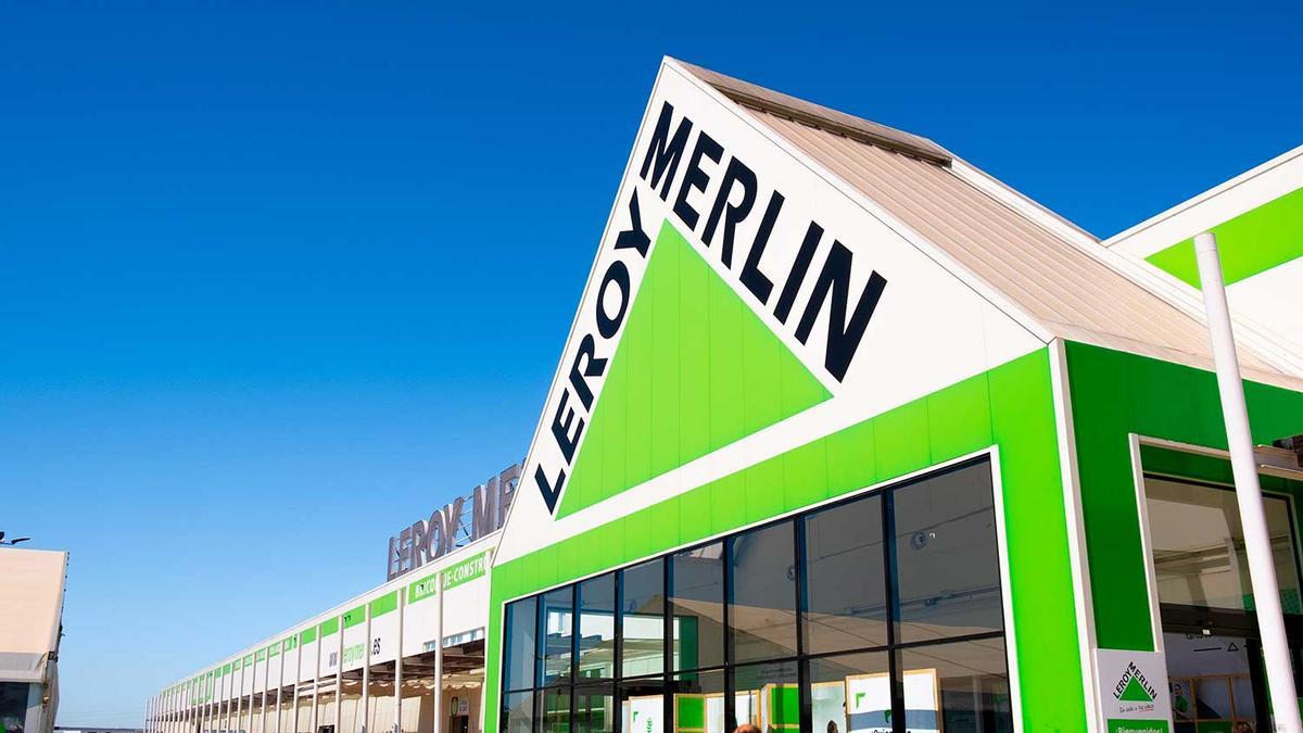 Mañana se esperan colas kilométricas en Leroy Merlin para conseguir la mesa de terraza que se cuelga en la barandilla: plegable y adiós a perder espacio en el suelo